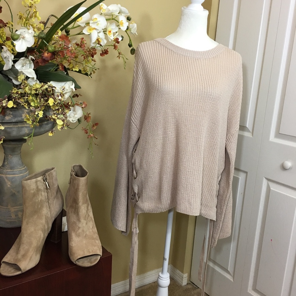 CHELSEA & VIOLET‎ LONG SLEEVE WITH LACE UP SIDE DETAILS TOP, TAN, SIZE LARGE NWT
